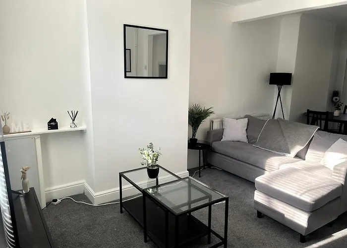 Cosy 2-Bed Home - Central Location Near Town & Train Station