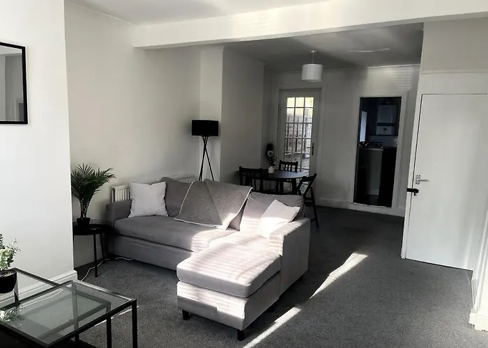 Cosy 2-Bed Home - Central Location Near Town & Train Station