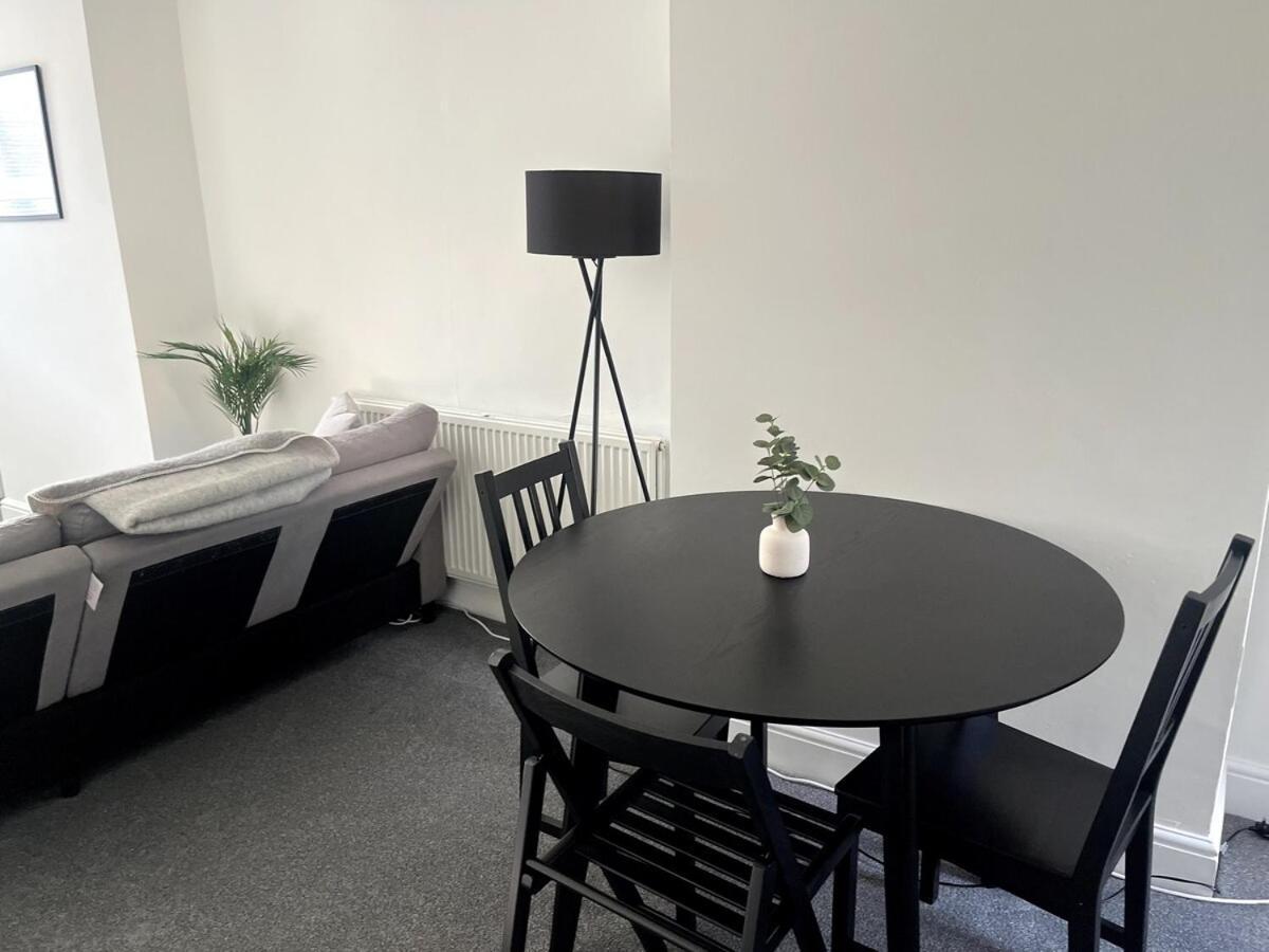Cosy 2-bed - Location Near Town & Train Station *