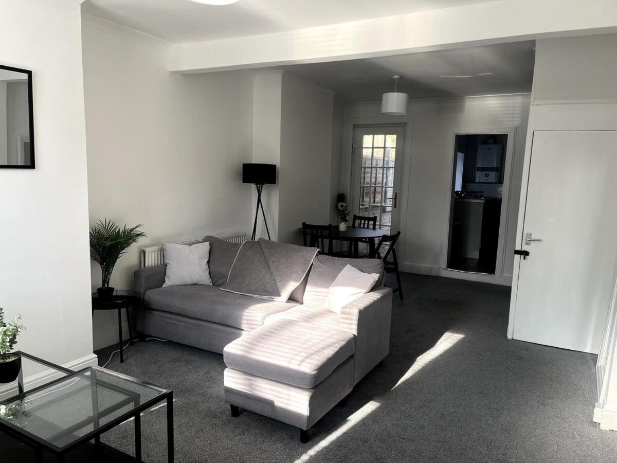 Holiday home Cosy 2-bed - Location Near Town & Train Station